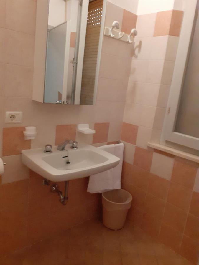 רימיני Hotel Rossini מראה חיצוני תמונה